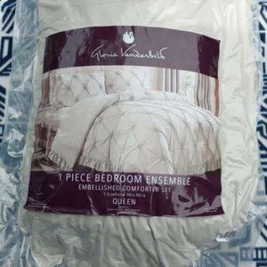 New Sealed Gloria Vanderbilt Queen Embellished Comforter